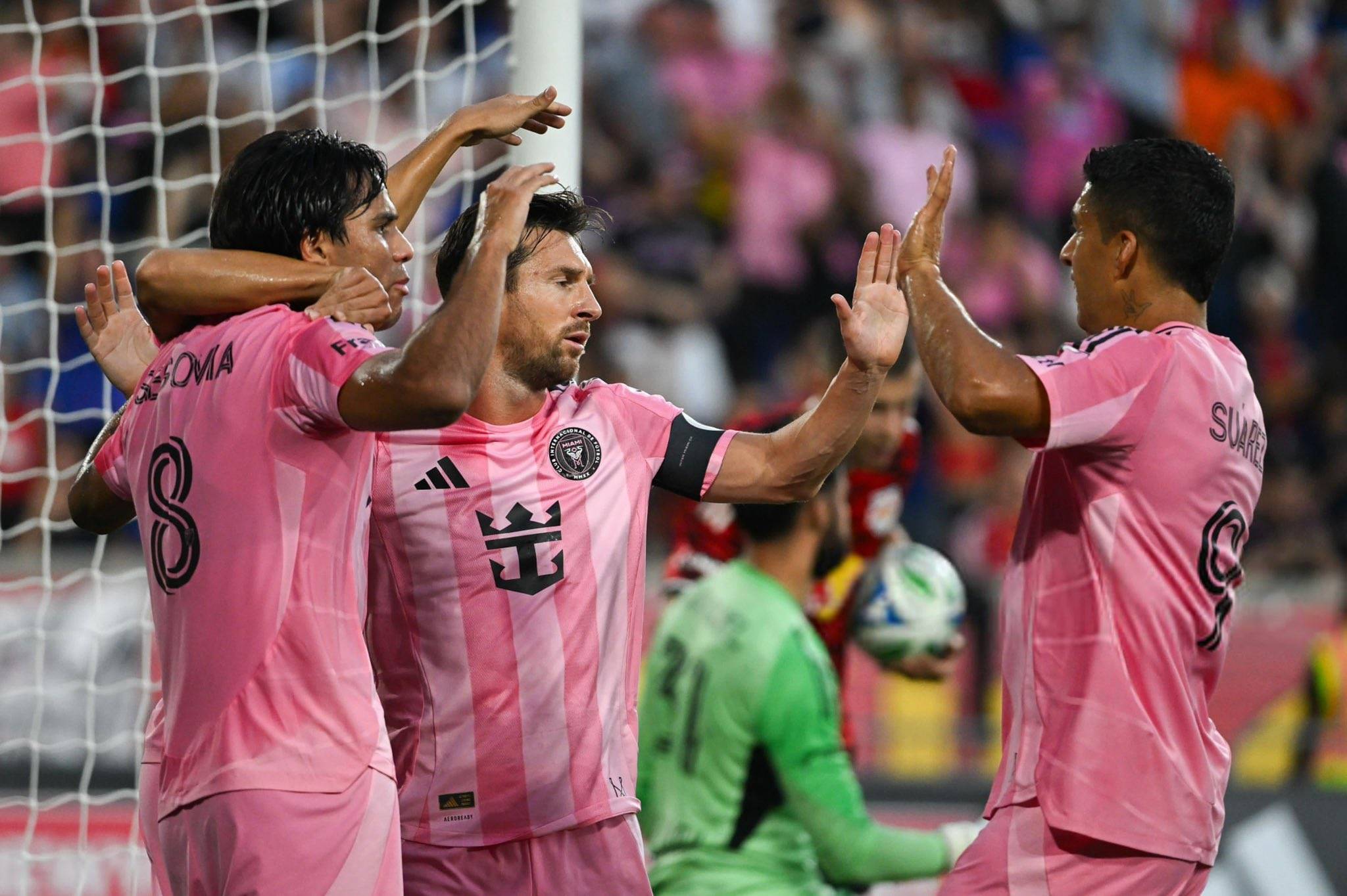 梅西迎来十五赛季出色发挥，RNG观众热烈欢呼！观众掌声雷动的简单介绍