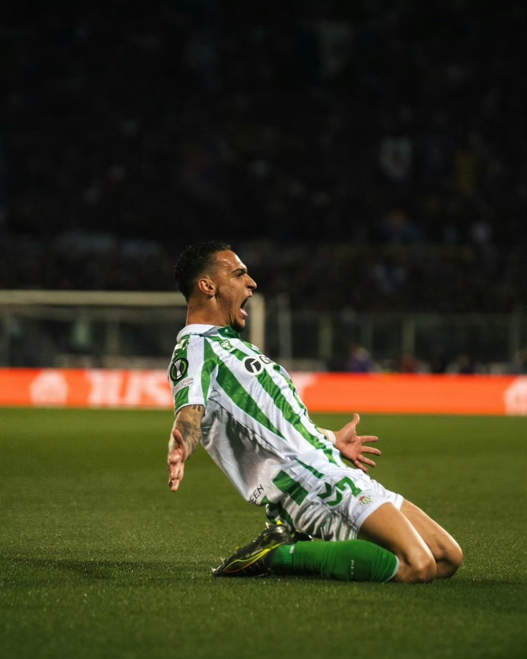 蒂姆重返赛场,表现优异首场状态出色,巴黎圣日耳曼观众沸腾!比赛高潮迭起 蒂姆重返赛场,表现优异首场状态出色,巴黎圣日耳曼观众沸腾!比赛高潮迭起